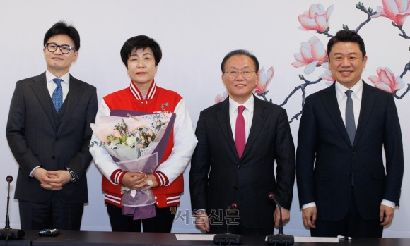 4일 김영주 국회 부의장의 국민의힘 입당을 기념해 한동훈(왼쪽부터) 국민의힘 비상대책위원장, 김 부의장, 윤재옥 원내대표, 유의동 정책위의장이 기념 촬영을 하고 있다. 2024.3.4 안주영 전문기자