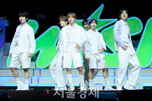 그룹 엔시티 위시(NCT WISH)가 4일 오후 서울 용산구 블루스퀘어 마스터카드홀에서 진행된 데뷔 쇼케이스에서 타이틀곡 무대를 선보이고 있다. 김규빈 기자