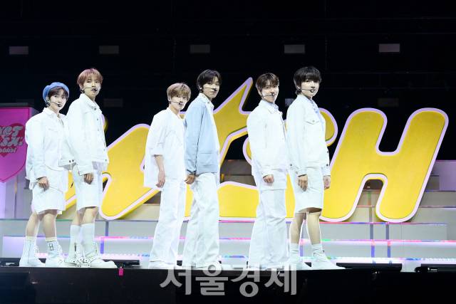 그룹 엔시티 위시(NCT WISH)가 4일 오후 서울 용산구 블루스퀘어 마스터카드홀에서 진행된 데뷔 쇼케이스에서 타이틀곡 무대를 선보이고 있다. 김규빈 기자