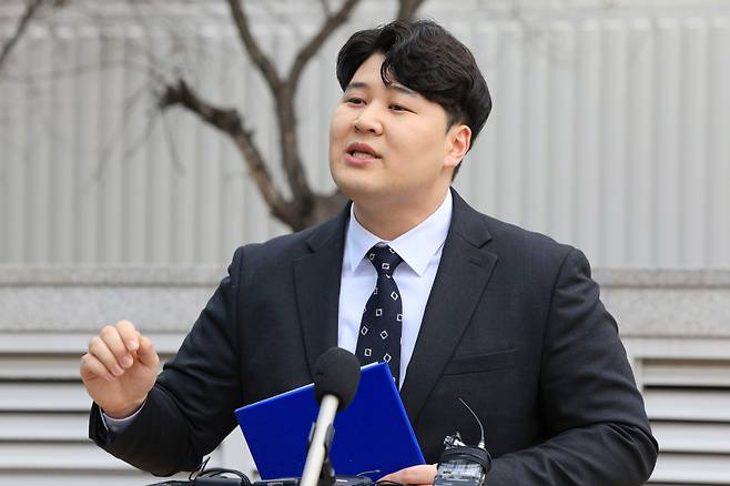 가톨릭대학교 대전성모병원 사직 전공의(전 가톨릭중앙의료원 인턴 대표)인 류옥하다씨가 지난 2월29일 서울 용산구 대한의사협회 앞에서 기자회견을 진행하고 있다. ⓒ연합뉴스