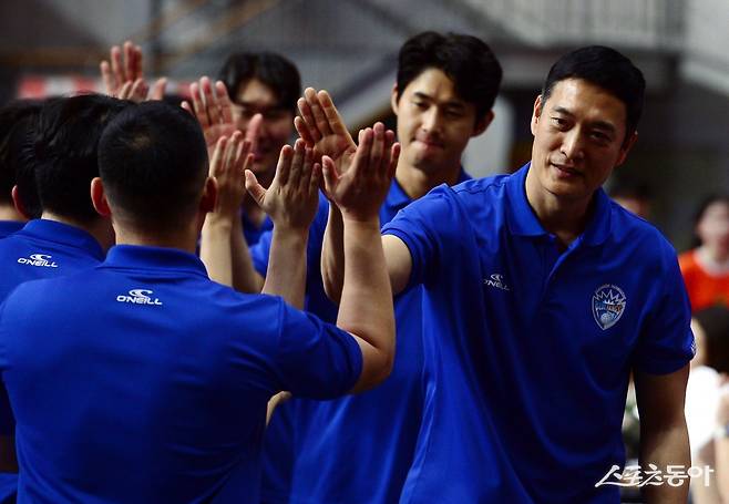 3일 경기도 안산상록수체육관에서 ‘2023-2024 도드람 V리그‘ 안산 OK금융그룹과 대전 삼성화재의 남자부 경기가 열렸다. 삼성화재가 OK금융그룹을 꺾고 승리 후 김상우 감독이 코치들과 기쁨을 나누고 있다. 안산 | 김민성 기자 marineboy@donga.com