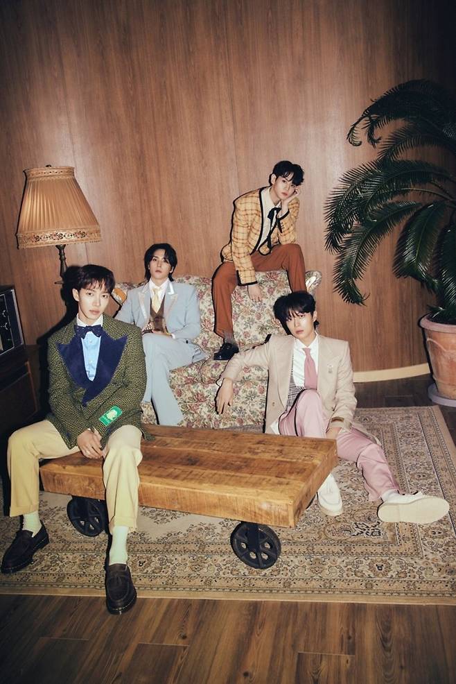 [사진 = 어라운드어스 제공]