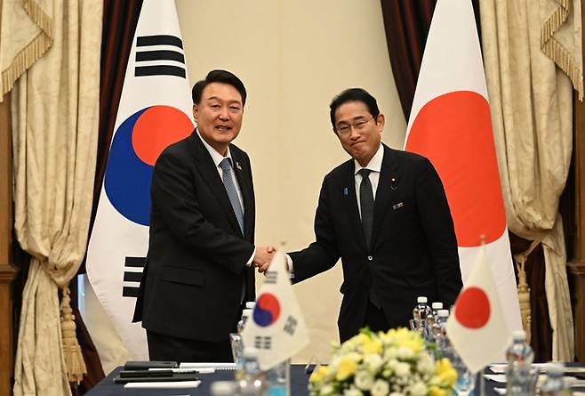 윤석열 대통령이 지난해 7월 리투아니아 빌뉴스의 한 시내 호텔에서 열린 ‘한일 정상회담’에서 기시다 후미오 일본 총리와 한일 정상회담을 하기 전 악수하고 있다./대통령실사진기자단