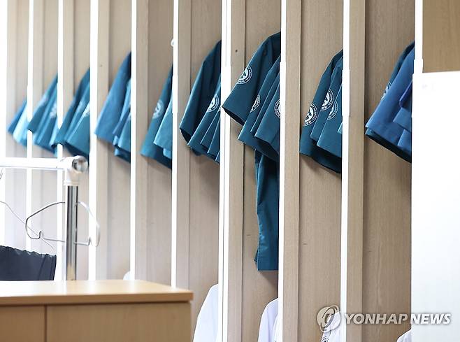 주인 잃은 전공의 가운 [연합뉴스 자료사진]