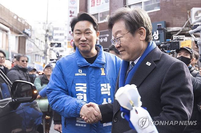 곽상언 후보와 인사하는 이재명 대표 (서울=연합뉴스) 한상균 기자 = 더불어민주당 이재명 대표와 종로구 곽상언 후보가 4일 창신시장에서 인사하고 있다. 2024.3.4 [공동취재] xyz@yna.co.kr