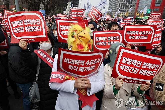 '의대증원 반대 목소리' (서울=연합뉴스) 윤동진 기자 = 3일 오후 서울 여의도공원 옆 여의대로 인근에서 열린 의대정원 증원 및 필수의료 패키지 저지를 위한 전국의사 총궐기대회에서 참석자들이 의료 탄압 중단 등을 촉구하는 내용의 구호를 외치고 있다. 2024.3.3 mon@yna.co.kr