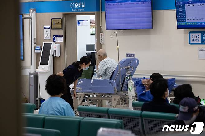 서울 시내 한 대학병원에서 환자들이 CT촬영을 위해 대기하고 있다. ⓒ News1 유승관 기자