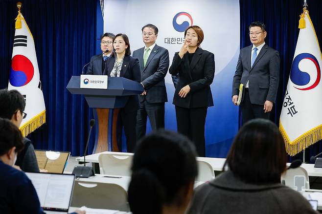 신영숙 여성가족부 차관이 4일 종로구 정부서울청사에서 열린 '국민과 함께하는 민생토론회(청년 편) 사전브리핑에' 참석해 취재진 질문에 답하고 있다. 정부는 국가장학금 및 근로장학금 확대, 한부모가족 양육비 선지급제 도입, 기업 출산장려금 세제지원, 청년주택 11만호 및 기숙사 공급 등의 청년정책 추진계획을 발표했다. 2024.3.5/뉴스1