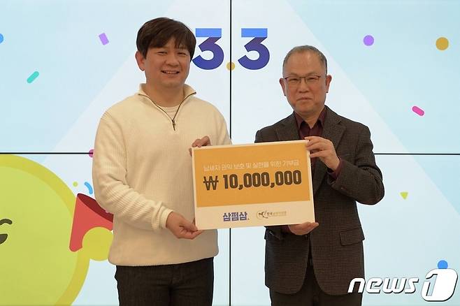 정용수 자비스앤빌런즈 CEO(왼쪽)와 김선택 한국납세자연맹 회장이 기부금 전달식에서 기념 촬영을 하고 있다.(자비스앤빌런즈 제공)