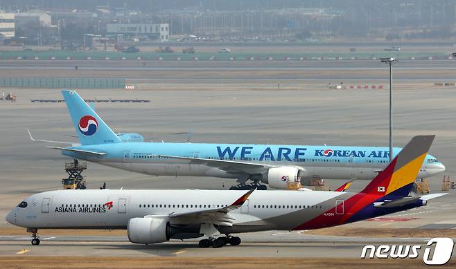 인천국제공항 활주로에서 아시아나항공 항공기가 대한항공 항공기 앞을 지나고 있다. 2024.2.13/뉴스1 ⓒ News1 박정호 기자