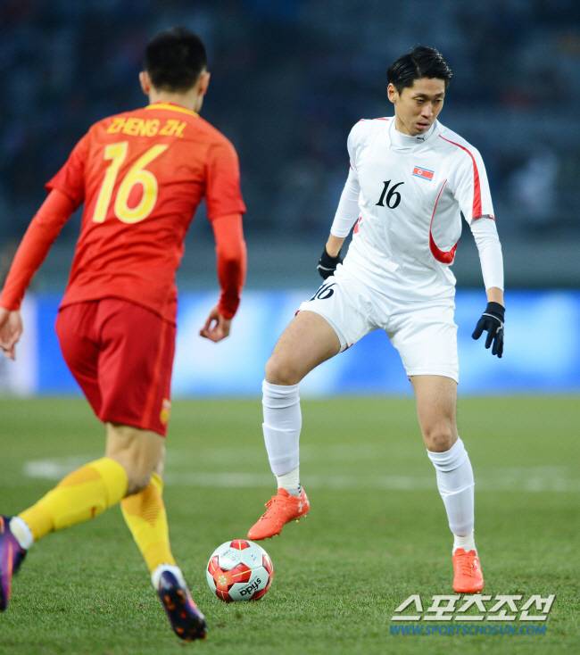 2017 동아시아축구연맹(EAFF) E-1 챔피언십 남자축구 북한과 중국의 경기가 16일 일본 도쿄 아지노모토 스타디움에서 열렸다. 북한 리영직이 패스할 곳을 찾고 있다.
도쿄(일본)=정재근 기자 cjg@sportschosun.com/2017.12.16/