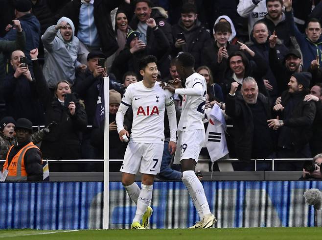 Soccer Football - Premier League - Tottenham Hotspur v Crystal Palace - Tottenham Hotspur Stadium, London, Britain - March 2, 2024 Tottenham Hotspur's Son Heung-min celebrates scoring their third goal with Pape Matar Sarr REUTERS/Tony Obrien NO USE WITH UNAUTHORIZED AUDIO, VIDEO, DATA, FIXTURE LISTS, CLUB/LEAGUE LOGOS OR 'LIVE' SERVICES. ONLINE IN-MATCH USE LIMITED TO 45 IMAGES, NO VIDEO EMULATION. NO USE IN BETTING, GAMES OR SINGLE CLUB/LEAGUE/PLAYER PUBLICATIONS.







<저작권자(c) 연합뉴스, 무단 전재-재배포, AI 학습 및 활용 금지>