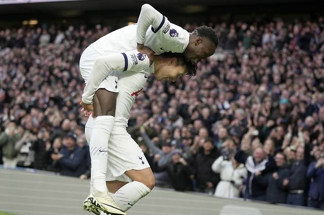 Tottenham's Son Heung-min and Tottenham's Pape Matar Sarr celebrate scoring their side's third goal during the English Premier League soccer match between Tottenham Hotspur and Crystal Palace at Tottenham Hotspur Stadium in London, Saturday, March 2, 2024.(AP Photo/Kin Cheung)







<저작권자(c) 연합뉴스, 무단 전재-재배포, AI 학습 및 활용 금지>