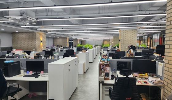 금요일 오전 서울 구로구에 있는 온라인 데이터 기업 '휴넷'의 사무실이 텅 비어있다.[사진제공=휴넷]