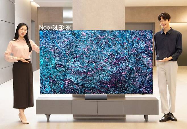 삼성전자 모델이 삼성스토어 대치점에서 2024형 네오(Neo) QLED 8K 85형 제품을 소개하고 있다. / [사진제공=삼성전자]