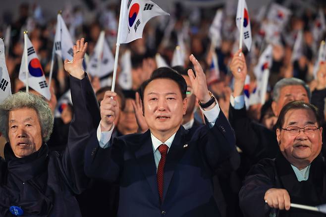 윤석열 대통령이 1일 서울 중구 유관순기념관에서 열린 제105주년 3·1절 기념식에서 만세삼창을 하고 있다. /대통령실