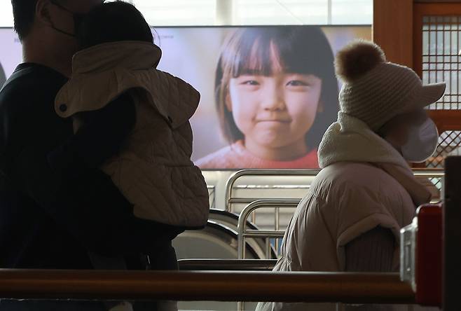 보건복지부는 어린아이를 키우는 가정의 경제적 부담을 덜기 위해 지원되는 부모급여가 올해부터 0세(0∼11개월) 아동 가정에 월 100만원, 1세(12∼23개월) 아동 가정에 월 50만원의 대폭 인상된 금액으로 지원된다고 밝혔다./뉴스1