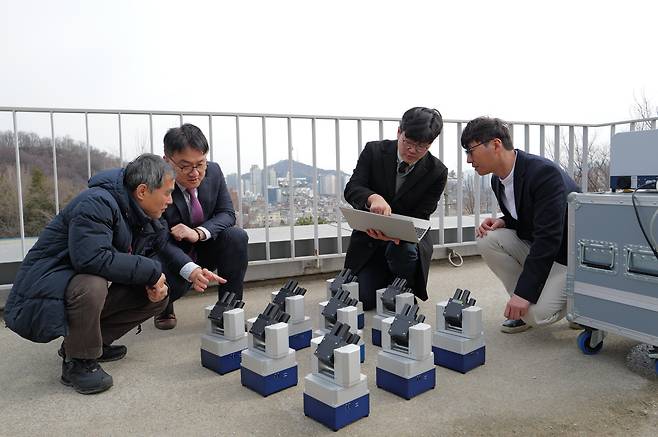 지난 2월 27일 오후 서울 서대문구 이화여대 연구협력관에서 전남대와 국립기상과학원, 한국생산기술연구원 연구진이 공동으로 개발한 도심권 온실가스 관측 센서를 점검하고 있다./고운호 기자