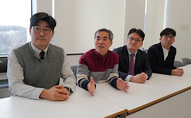 지난 2월 27일 오후 서울 서대문구 이화여대 연구협력관에서 국내 연구진이 공동으로 개발한 도심권 온실가스 측정할 수 있는 저비용 관측 센서에 대해 설명하고 있다. 왼쪽부터 이창기 한국생산기술연구원 수석연구원, 주상원 국립기상과학원 전문연구관, 윤창훈 전남대 교수, 오영석 국립기상과학원 안면도 기후변화감시소장./고운호 기자