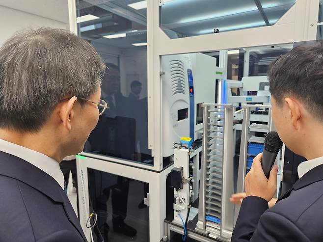 이종호 과학기술정보통신부 장관은 5일 대전 한국생명공학연구원을 방문해 바이오파운드리 베타 시설을 참관했다. 이 장관은 "이 시설이 합성생물학 혁신을 위한 전문가들의 소통의 장이 되길 바란다"고 말했다./대전=이병철 기자