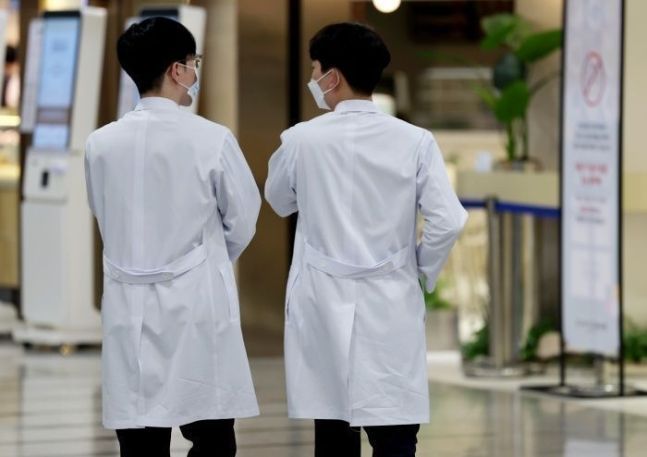 지난달 18일 오전 서울 시내의 한 대학병원에서 의료진이 발걸음을 옮기고 있다.ⓒ뉴시스