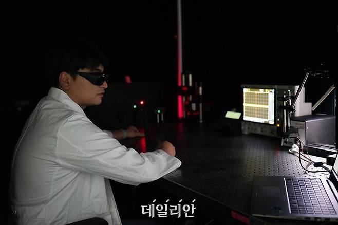 한국산업기술시험원(KTL) 직원이 의료기기 시험을 진행하는 모습.ⓒKTL