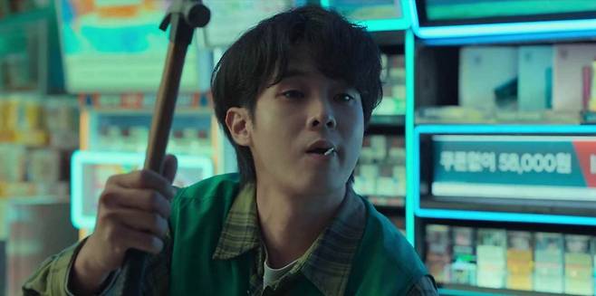 편의점에서 일하는 주인공 이탕이 등장한 ‘살인자ㅇ난감’ 웹툰(위쪽)과 드라마의 한 장면. 웹툰에선 이탕이 귀여운 2등신 만화 캐릭터로 나오지만, 드라마에선 배우 최우식이 연기한다. 네이버웹툰·넷플릭스 화면 캡처