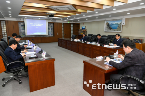 원주시는 4일 태장농공단지 비행안전구역 고도제한 완화방안 연구용역 보고회를 개최했다.