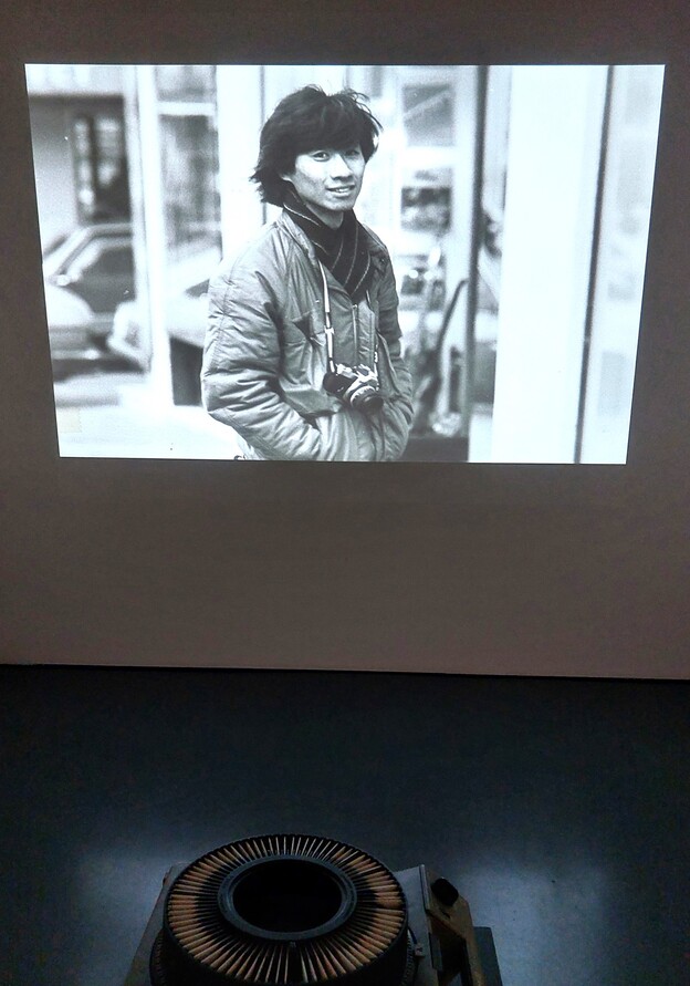 전시장 1층 안쪽 공간의 슬라이드룸. 1979~85년 유럽에서 자신의 이방인적 정체성을 드러내는 작업에 몰두하던 청년시절의 작가 모습들을 보여준다. 노형석 기자