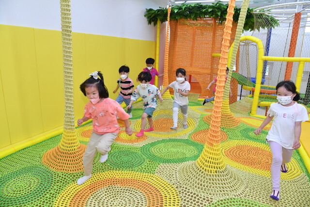 서울형 키즈카페 종로구 혜화동점에서 뛰놀고 있는 아이들 모습. 서울시 제공