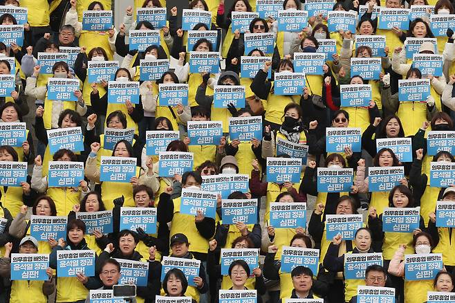 마트노동자들이 5일 오전 서울 영등포구 국회의사당 본청 앞에서 기자회견을 열어 일요일 의무휴업 사수를 외치고 있다. 백소아 기자