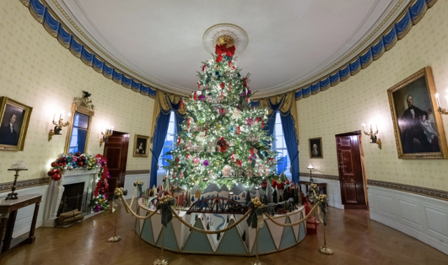 2023년 백악관 블루룸 크리스마스트리 장식. 각 공간 크리스마스트리의 산지와 수종, 각 소품의 의미 등에 이목이 집중되기 때문에 백악관 측도 세부와 전체적인 콘셉트를 관례적으로 공개한다. whitehouse.gov