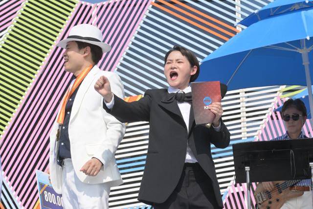 방송인 김신영이 "전국!"을 외치며 '전국노래자랑' 녹화를 야외에서 진행하고 있다. 2022년 9월 녹화 모습이다. KBS 제공