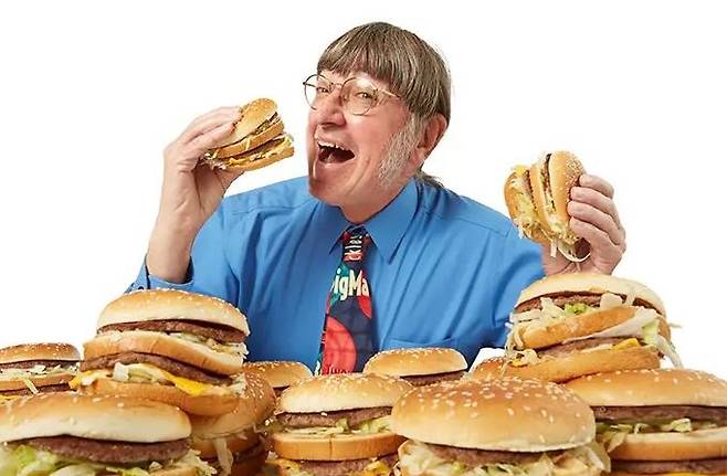 돈 고스키(70)는 현재까지 3만4128개의 빅맥을 먹어 ‘전 세계에서 가장 빅맥을 많이 먹은 사람’으로 기네스북 기록을 경신했다./사진=기네스북