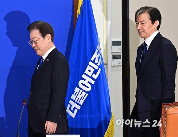 이재명 더불어민주당 대표가 5일 오전 서울 여의도 국회에서 조국 조국혁신당 대표와 입장하고 있다. [사진=곽영래 기자]