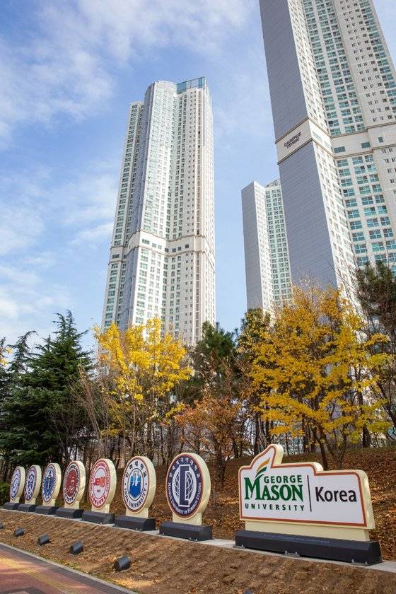 인천시 연수구 송도국제도시 초입에 설치된 대학 상징물. 송도에는 연세대, 인천대 등 6개 국내대학과 5개 외국 대학 등 총 11개 대학이 위치해 있다. 연수구청