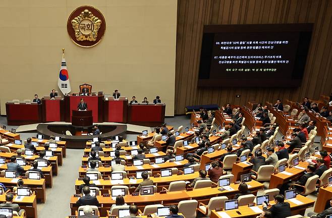 윤석열 대통령의 재의요구권(거부권) 행사로 국회로 돌아온 ‘쌍특검법’이 지난달 29일 오후 본회의에서 부결되며 최종 폐기됐다. ‘쌍특검법’은 윤 대통령 부인 김건희 여사의 도이치모터스 주가조작 의혹과 대장동 개발사업 ‘50억 클럽’ 뇌물 의혹을 각각 수사할 특별검사 도입 법안이다. 사진은 이날 열린 본회의에서 박성제 법무부 장관이 제의 요구 이유를 설명하는 모습.  연합뉴스