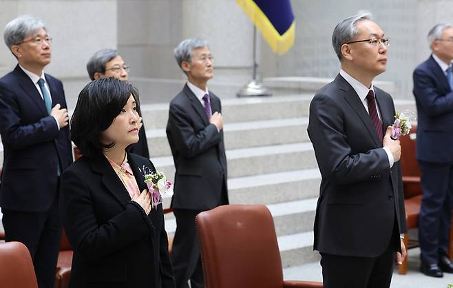 신숙희·엄상필 신임 대법관이 4일 오전 서울 서초구 대법원에서 열린 취임식에서 국기에 경례하고 있다.  연합뉴스