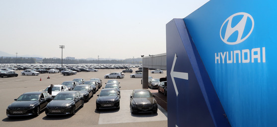 Finished cars line up at the Hyundai Motor's Asan, South Chungcheong factory in 2021. [NEWS1]