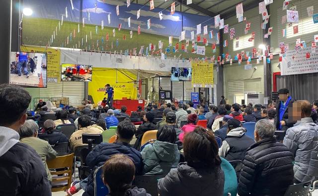 지난달 28일 경기 용인시 처인구 만물도깨비경매장에서 생필품 경매가 진행되고 있다.