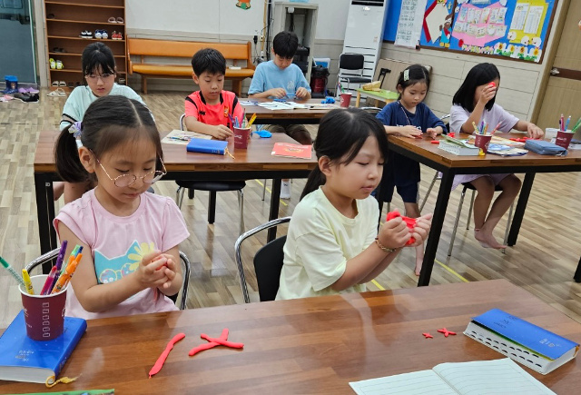 주향교회 다니엘비전학교 학생들이 지난달 강원도 춘천의 학교에서 점토로 염색체를 만드는 활동을 하고 있다. 주향교회 제공