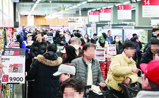 홈플러스가 지난 1일부터 진행 중인 창립 27주년 단독 할인행사 ‘홈플런’이 흥행 돌풍을 이어가고 있다. 딸기 계란 삼겹살 한우 등을 최저가에 판매하면서 일부 점포에서는 오전 6시30분부터 오픈런 행렬이 이어지기도 했다. 행사 첫 주말인 지난 1~3일 ‘홈플러스 메가푸드마켓’ 주요 점포 매출은 전월 동기 대비 115%, 객수는 53% 신장했다. 사진은 서울 강서구 홈플러스 메가푸드마켓 강서점이 쇼핑객들로 붐비고 있는 모습. 홈플러스 제공