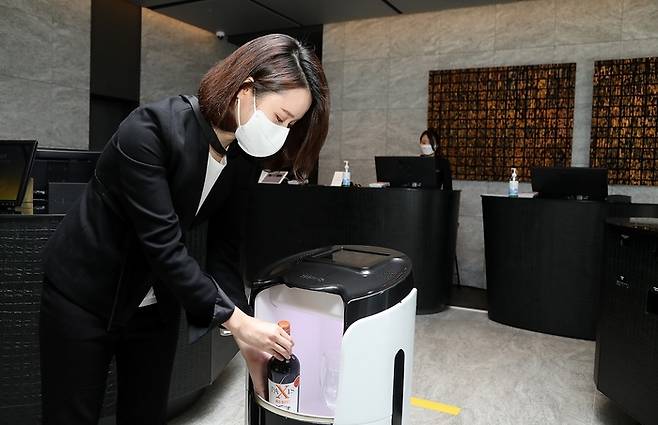 L7 강남 딜리버리 로봇.[사진제공=롯데호텔]