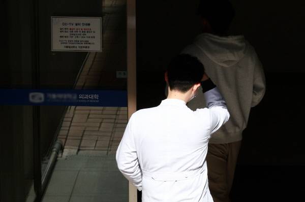 [서울=뉴시스] 김근수 기자 = 정부가 의료 현장을 집단 이탈한 전공의 7000여 명에 대한 면허정지 절차에 돌입한 4일 서울 시내의 한 의과대학 안으로 의대생이 들어가고 있다. 2024.03.04. ks@newsis.com /사진=김근수