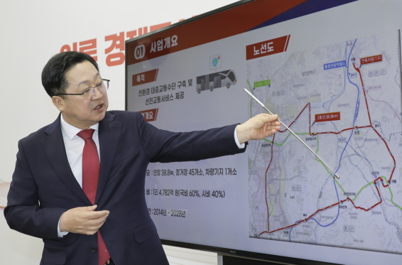 이장우 대전시장이 5일 시청 기자실에서 '대전도시철도 2호선 트램 건설사업'에 대한 브리핑을 하고 있다./사진제공=대전시