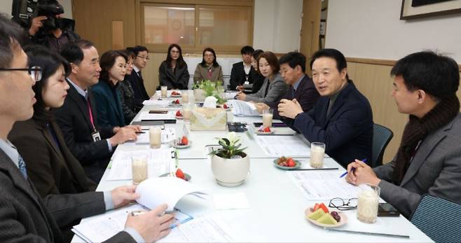 임태희 경기도교육감은 5일 늘봄학교 현장을 방문해 운영 현황을 점검했다. 이어 "아이들을 위해서는 뭐든지 할 수 있다"면서 현장의 의견을 적극 반영해 문제점을 보완하겠다고 약속했다. / 사진제공=경기도교육청