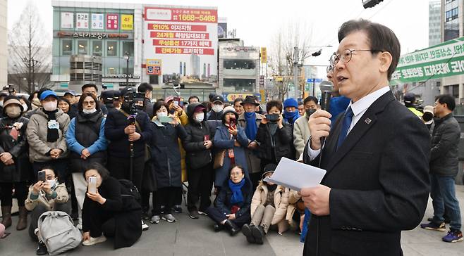 이재명 더불어민주당 대표가 5일 서울 영등포역 앞에서 긴급 현장기자회견을 하고 있다. [연합]