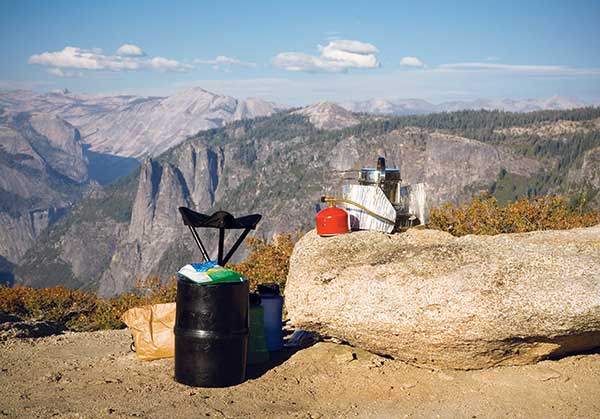 미국 요세미티국립공원에선 산불이 빈발하는 계절에 입산통제를 하진 않고 해발고도와 대기 상태 등에 따라 화기 사용만 3단계로 나눠 통제한다.