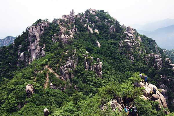 입산통제 없이 만나볼 수 있는 가야산의 대표 인기 코스인 만물상 전경.