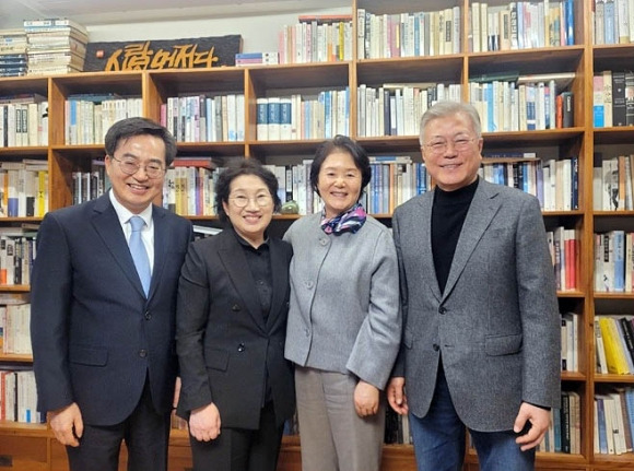 김동연 경기도지사와 부인 정우영 여사가 5일 오후 경남 양산시 하북면 평산마을 문재인 전 대통령 사저에서 문 전 대통령, 김정숙 여사와 기념 촬영하고 있다. 연합뉴스